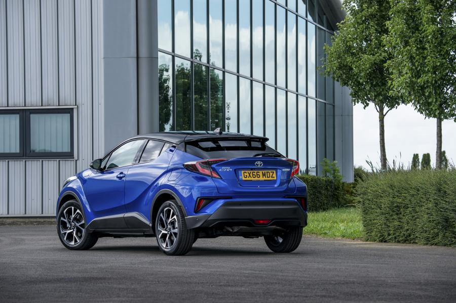  Toyota C-HR Hybrid 2016 года  (UK) (фото 3 из 6)